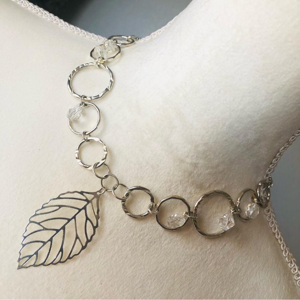 Silver graduated hammered ring leaf pendant chain necklace